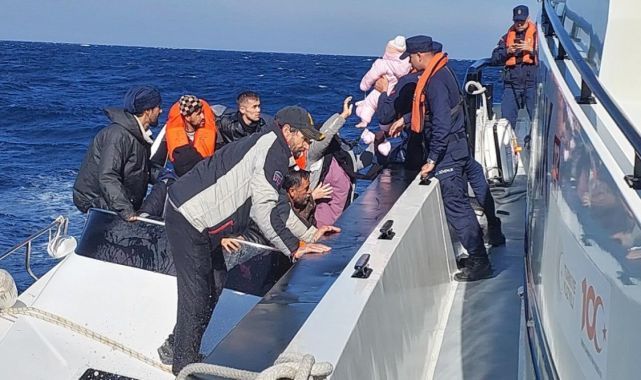 Çanakkale açıklarında 18 düzensiz göçmen kurtarıldı