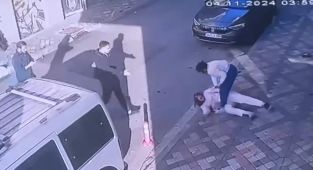 Evine giren hırsızı üzerine atlayıp yakaladı