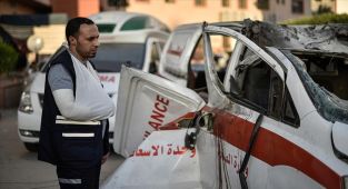 İsrail'in ambulansı vurduğu saldırıda sağlık görevlisi ile basın mensubu yaralandı
