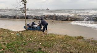 İstanbul'da lodos ve yağmur hayatı olumsuz etkiliyor: Uçaklar pisti pas geçti