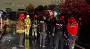 İstanbul'da yolcu otobüsü devrildi: 2 ölü, 18 yaralı