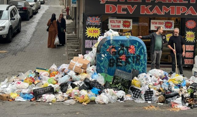 İzmir'de grev nedeniyle sokaklarda çöp yığınları oluştu