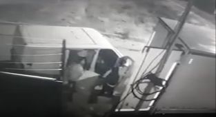 Kamyon kasasından tekstil ürünlerini çaldılar