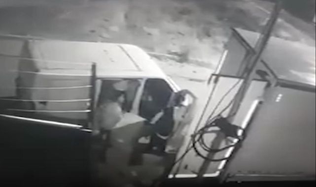 Kamyon kasasından tekstil ürünlerini çaldılar