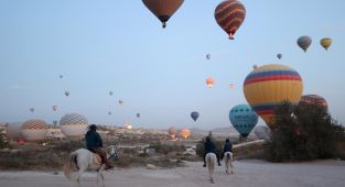 Kapadokya'da sıcak hava balon turlarına rüzgar ve tipi engeli