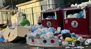 Kartal'da biriken çöpler çevreye kötü koku yayıyor