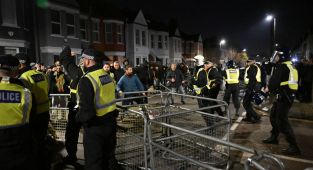 Londra'da terör örgütü PKK yandaşları polisle çatıştı