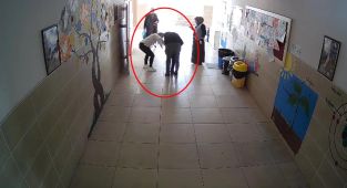 Nefes borusuna kağıt kaçan öğrencisini Heimlich manevrasıyla kurtardı