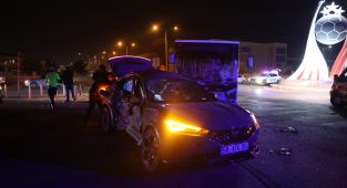 Sivas'ta halk otobüsü otomobille çarpıştı: 9 yaralı