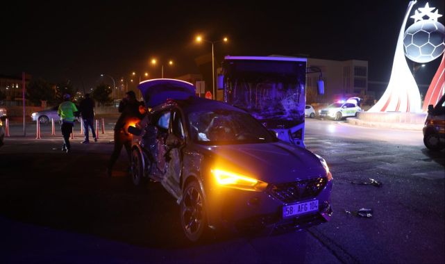 Sivas'ta halk otobüsü otomobille çarpıştı: 9 yaralı