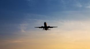 Azerbaycan uçağı Rusya hava sahası kapalı olunca geri döndü