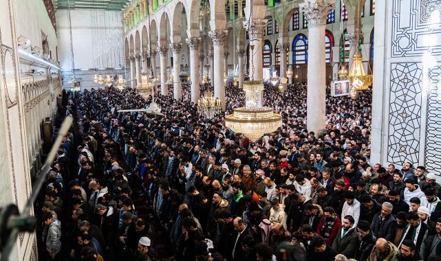 Baas rejiminin devrilmesinin ardından Şam'daki Emevi Camisi'nde ilk cuma namazı kılındı