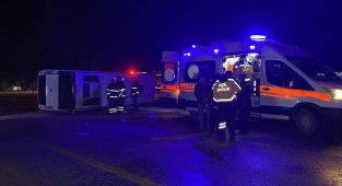 Cenazeye gidenleri taşıyan midibüs devrildi: 1 ölü, 23 yaralı