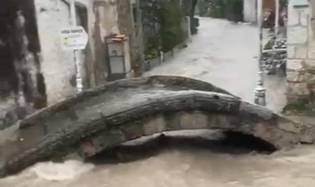 Çeşme'de yağmur ve sis hayatı felç etti