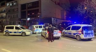 Drift atan sürücü polis aracına çarptı