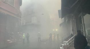 Fatih'te 4 katlı binada yangın: Çevre binalara da sıçradı