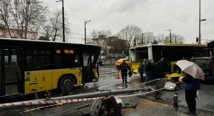 Fatih'te İETT otobüsleri çarpıştı