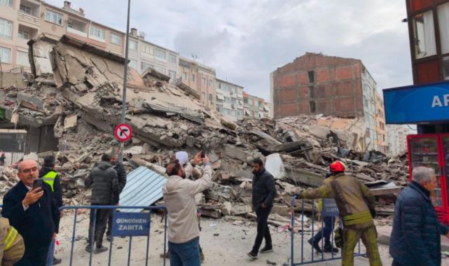 Güngören'de bina çöktü