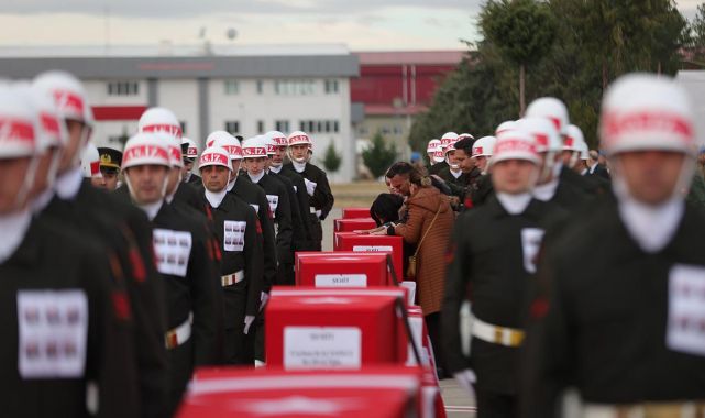 Helikopter kazasında şehit olan askerlerimiz için Isparta'da tören düzenlendi