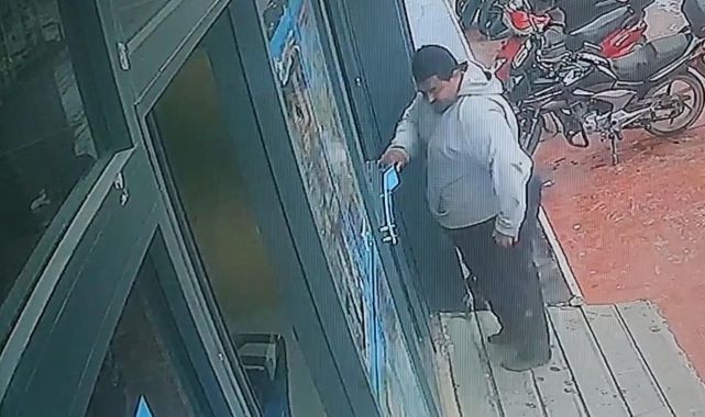 İnşaat işçisi markete çamurlu ayakkabılarını çıkarıp girdi