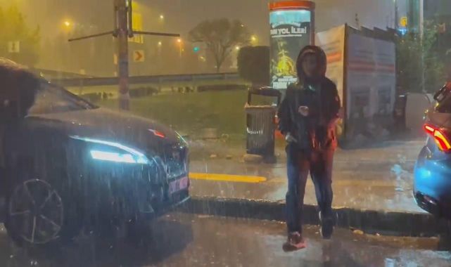 İstanbul'da sağanak yağış: Mazgallar tıkandı, yollar suyla doldu