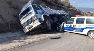 Kaza içinde kaza: Kurtarma çalışması sırasında kamyon geri kaydı