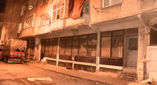 Kolonları çatlayan bina tahliye edildi