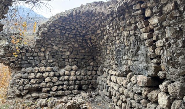Nemrut Dağı'nda 750 yıllık han ve köprü bulundu