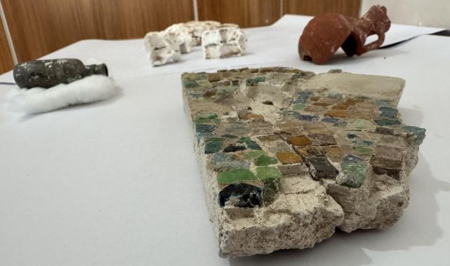 Şanlıurfa'da katedral kazısında vitraylar bulundu