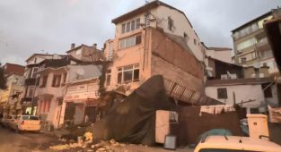 Sarıyerde metruk binanın balkonu çöktü