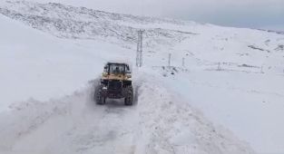 Şırnak'ta iş makinesinin üzerine çığ düştü