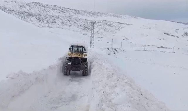Şırnak'ta iş makinesinin üzerine çığ düştü