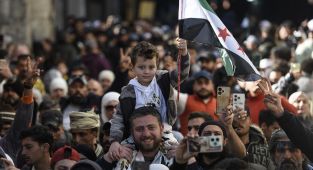 Suriye halkı, özgürlüğün ardından ilk cuma için camilere akın etti