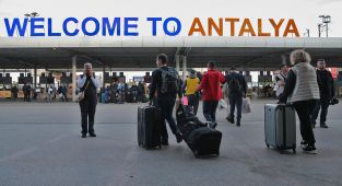 Turizmin göz bebeği Antalya nüfusunun 7 katını ağırladı