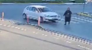Araba çarptı, yardım beklerken ikinci kazayı geçirdi