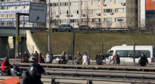 Bahçelievlerde metrobüs arızalandı: Yolcular metrobüs yolunda bekledi