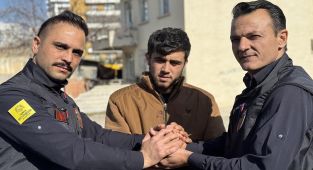 Çöken binanın enkazından kurtarılanlar, kahramanlarıyla buluştu