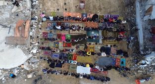 Gazze'de ateşkesin ardından ilk cuma namazı kılındı