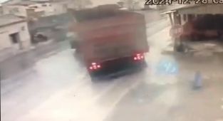 İzmir'de kayan tır iş yerini teğet geçti