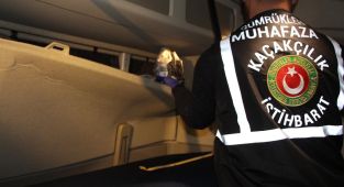 Kapıkule'de iki ayrı operasyonda ruhsatsız tabanca ve uyuşturucu ele geçirildi
