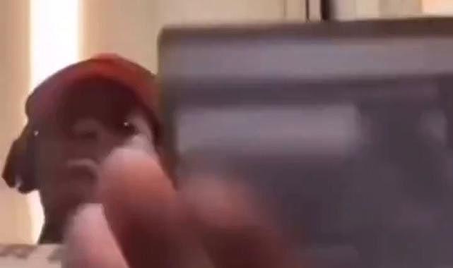 Kasiyer, Müşterinin Kredi Kartı Bilgilerini FaceTime Üzerinden Paylaşırken Yakalandı