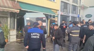 Kontrolden çıkan minibüs iş yerine girdi