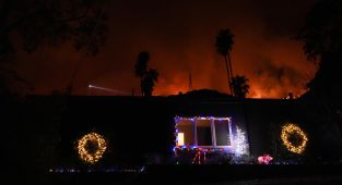 Los Angeles'ta alevler yayılmaya devam ediyor