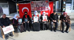 Muşlu aileler evlat nöbetini sürdürdü