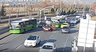 Otobüsü durdurup boğazına yiyecek kaçan kadının yardımına koştu