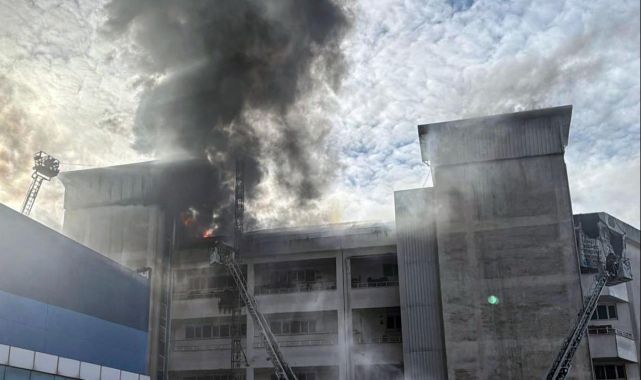 Sultanbeyli'de bir binanın çatı katında yangın çıktı