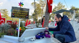 Acılı baba, her gün mezarlığa hediyelerle gidiyor