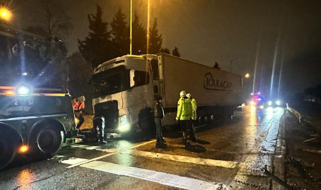 Büyükçekmece'de makaslayan tır nedeniyle kapatılan D100 kara yolu trafiğe açıldı