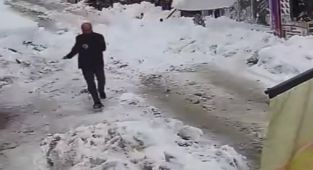 Çatıdan düşen kar kütlesinden son anda kurtuldular
