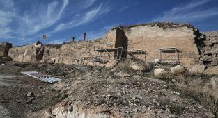 Depremde hasar gören Urfa Kalesi'nde restorasyona başlandı